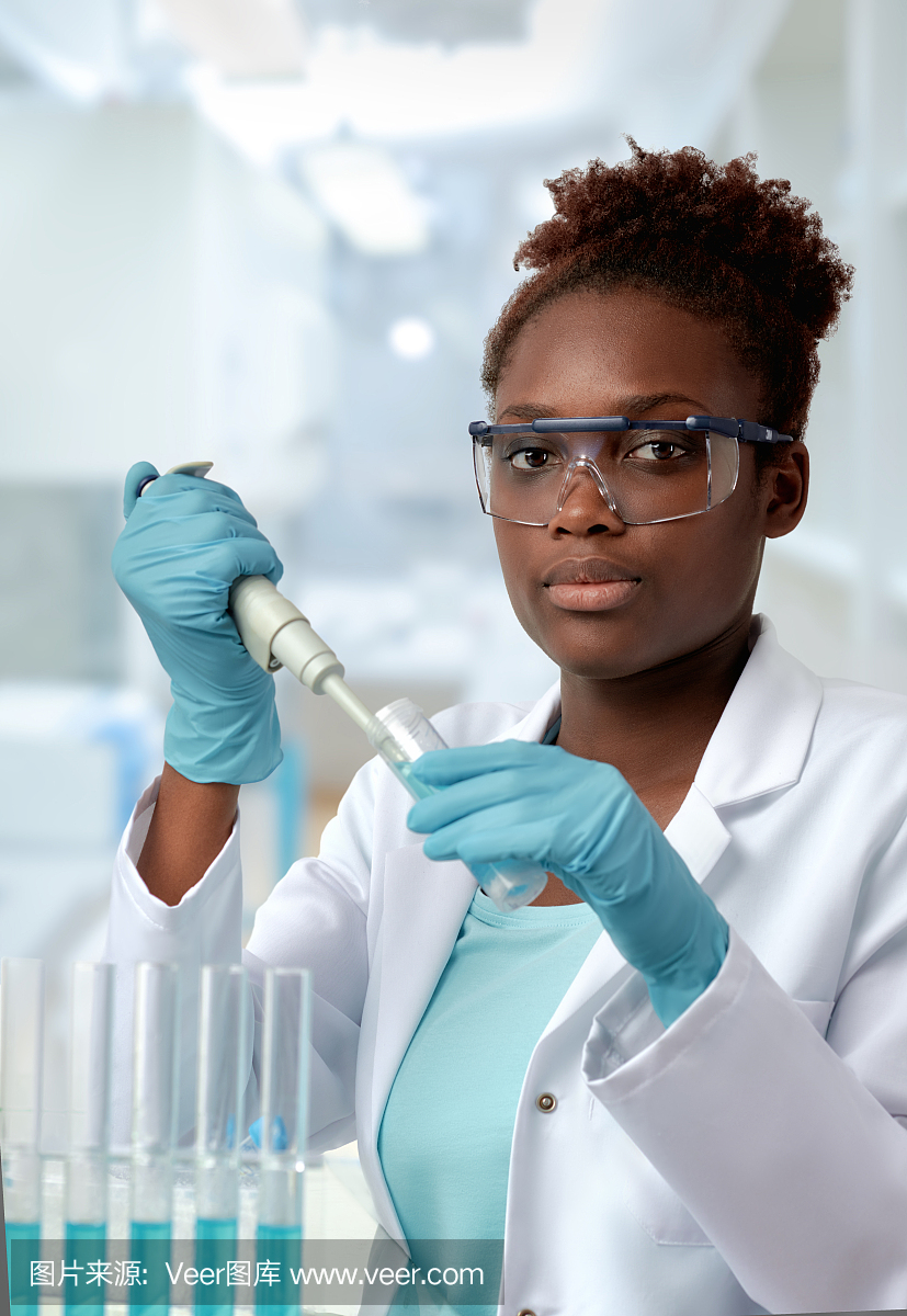 非裔美国科学家或毕业生studen在实验室工作